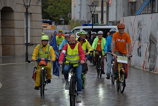 Auf dem Foto sieht man den Fahrradkorso, der um den Landtag fährt